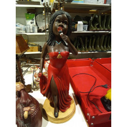 FIGURA DAMA CANTANDO