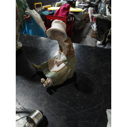 FIGURA MUJER SENTADA
