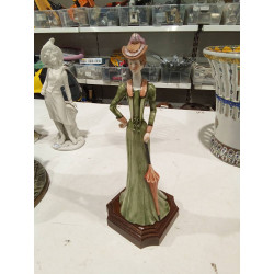 FIGURA DAMA EN PEANA