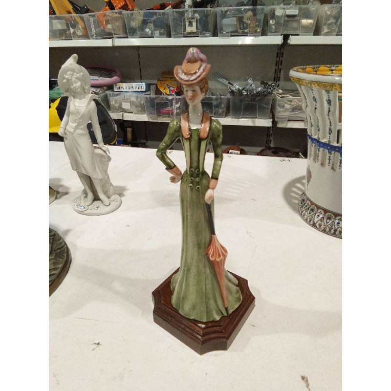 FIGURA DAMA EN PEANA