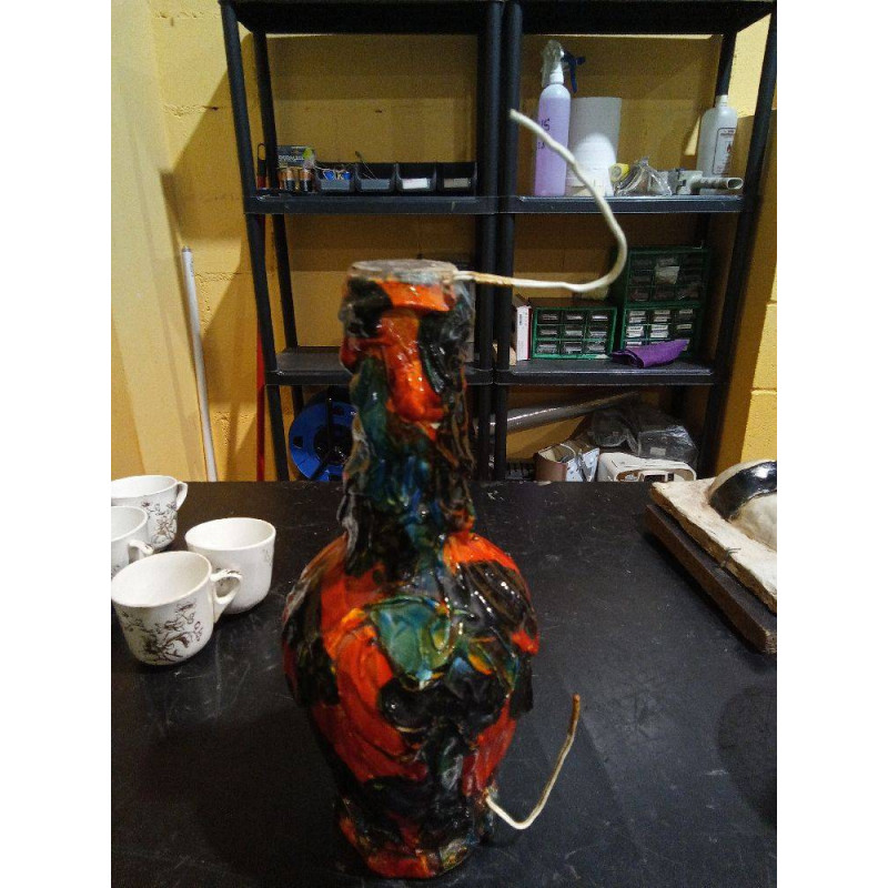 BOTELLA LLENA DE TORO BRAVO DE BODEGAS GARCES, CONCEBIDA POR EL BODEGUERO PARA MONTAR UNA LAMPARA TR