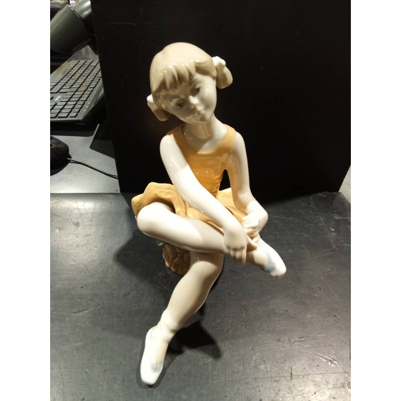 FIGURA PORCELANA 