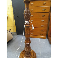 LAMPARA PIE EN MADERA TALLADA