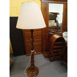 LAMPARA PIE EN MADERA TALLADA
