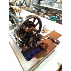 MAQUINA DE COSER FRISTER Y ROSSMAN EN USO