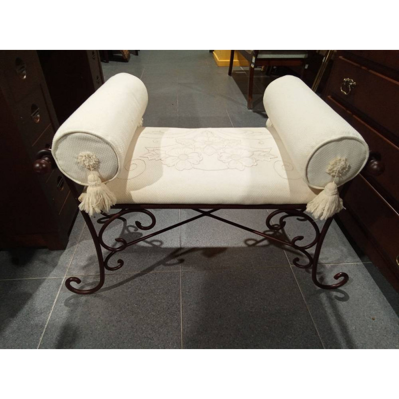 PIE DE CAMA METALICO CON TAPIZADO BORDADO Y COJINES CILINDRICOS