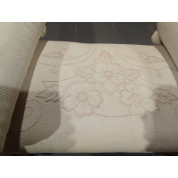 PIE DE CAMA METALICO CON TAPIZADO BORDADO Y COJINES CILINDRICOS