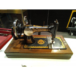 MAQUINA DE COSER FRISTER Y ROSSMAN EN USO