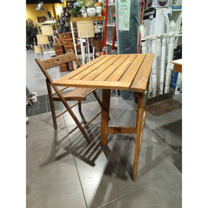 SILLA Y MESA DE PARED