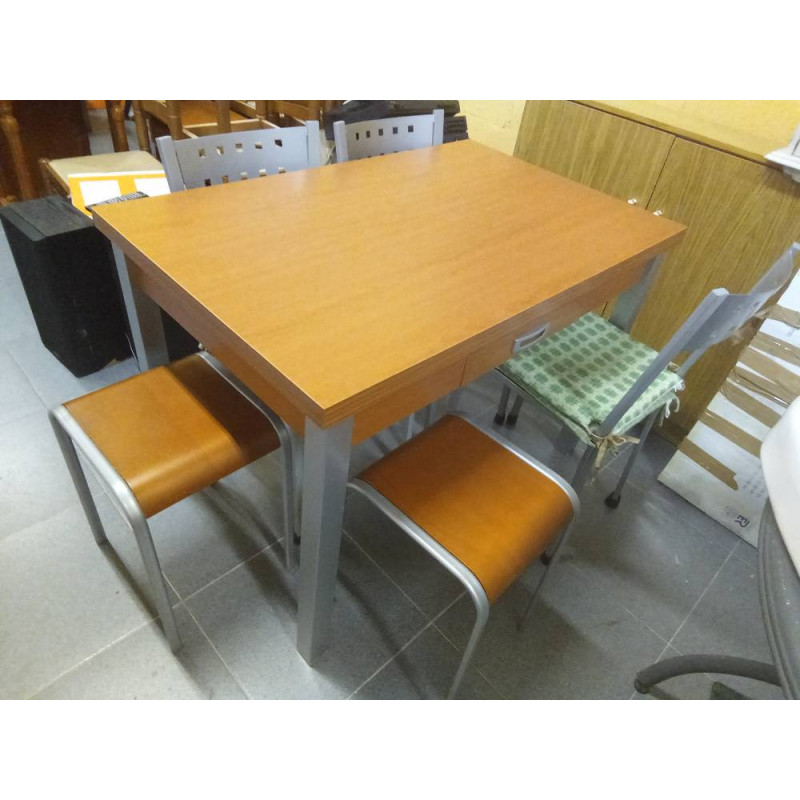 MESA COCINA 110X70  EXT.170+4 SILLAS Y 2 TABURETES