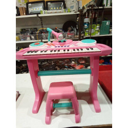 PIANO MICROFONO Y TABURETE...