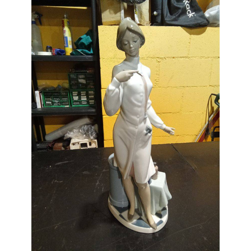 FIGURA DOCTORA LLADRO