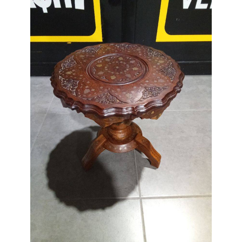 MESA PALO DE ROSA HINDU TALLADA INCRUSTACIONES LATON