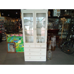 VITRINA GRIS LAMPARA