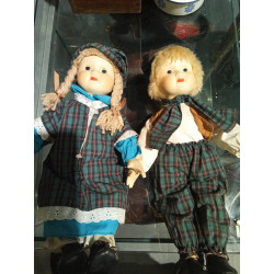 PAREJA DE MUÑECAS DE PORCELANA