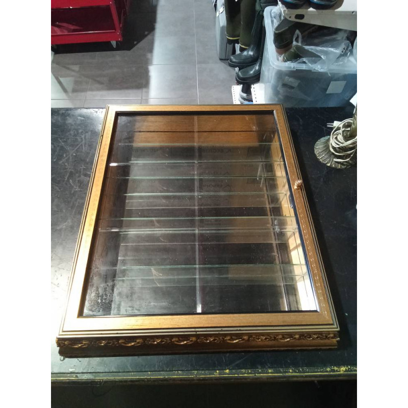 VITRINA COLGAR DORADA